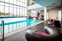 Der Swimmingpool an oder in der Nähe von Fletcher Wellness-Hotel Helmond
