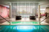 Der Swimmingpool an oder in der Nähe von Fletcher Wellness-Hotel Helmond