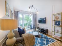 Televízia a/alebo spoločenská miestnosť v ubytovaní Apartament DWIE SOSNY