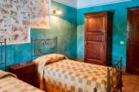 A bed or beds in a room at Agriturismo Il Molino Antico - 5 Girasoli