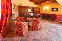 A seating area at Agriturismo Il Molino Antico - 5 Girasoli