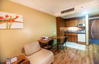 Tri Hotel Executive Caxiasにあるキッチンまたは簡易キッチン