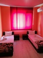 Postel nebo postele na pokoji v ubytování Guest House Karaulanov