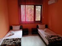 Postel nebo postele na pokoji v ubytování Guest House Karaulanov