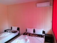 Postel nebo postele na pokoji v ubytování Guest House Karaulanov