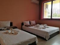 Postel nebo postele na pokoji v ubytování Guest House Karaulanov
