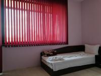 Postel nebo postele na pokoji v ubytování Guest House Karaulanov