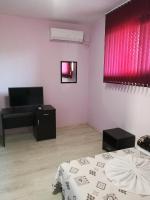 TV a/nebo společenská místnost v ubytování Guest House Karaulanov