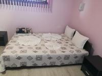 Postel nebo postele na pokoji v ubytování Guest House Karaulanov