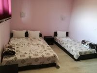 Postel nebo postele na pokoji v ubytování Guest House Karaulanov