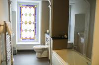 ein Bad mit einem WC und einem Buntglasfenster in der Unterkunft Plas Nanteos Mansion in Aberystwyth
