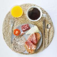 Jedlo v ubytovaní bed & breakfast alebo blízkom okolí