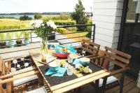 einen Tisch mit zwei Stühlen auf einer Veranda mit einem Tisch in der Unterkunft le Ti&#39;Nid - Gîte de charme - Vue Mer in Langueux