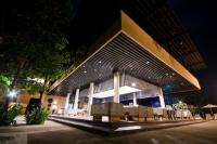 um edifício com mesas e cadeiras no exterior à noite em Amorita Resort Bohol em Panglao City