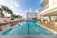 una piscina en medio de un edificio en Welikehotel Triton Beach, en Cala Ratjada