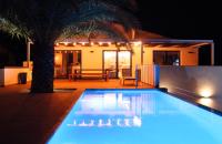 The swimming pool at or close to Manuki Mas