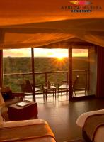 una habitación de hotel con vistas a la puesta de sol en Victoria Falls Safari Club, en Victoria Falls