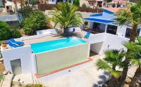 The swimming pool at or close to Manuki Mas