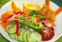 卡伦巴Ash's Holiday Units的含有蔬菜和其他食物的食品