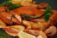 卡伦巴Ash's Holiday Units的一堆虾和其他食物，配上柠檬片