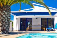 The swimming pool at or close to Manuki Mas