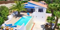 The swimming pool at or close to Manuki Mas