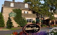 una señal frente a un edificio con una casa en Golden Plough Inn, en New Hope