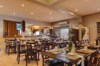 Un comedor con mesas y sillas de madera. en Best Western Plus San Jorge, en Ciudad Obregón