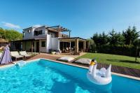 Bazén v ubytování Elani Villa Dieci by Luxlikehome nebo v jeho okolí