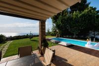 Bazén v ubytování Elani Villa Dieci by Luxlikehome nebo v jeho okolí