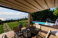Bazén v ubytování Elani Villa Dieci by Luxlikehome nebo v jeho okolí