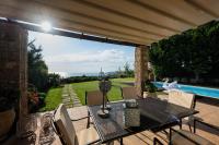 Bazén v ubytování Elani Villa Dieci by Luxlikehome nebo v jeho okolí