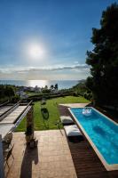 Bazén v ubytování Elani Villa Dieci by Luxlikehome nebo v jeho okolí