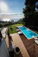 Bazén v ubytování Elani Villa Dieci by Luxlikehome nebo v jeho okolí