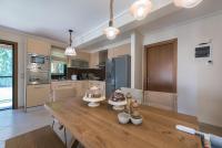 Kuchyň nebo kuchyňský kout v ubytování Elani Villa Dieci by Luxlikehome