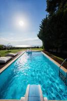 Bazén v ubytování Elani Villa Dieci by Luxlikehome nebo v jeho okolí