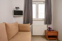 Televízia a/alebo spoločenská miestnosť v ubytovaní Boutique Hotel B&B Villa Paula
