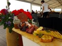 SkreiaにあるIdylliske Evjua ved Mjøsaのチーズとパンと花の皿が置かれたテーブル