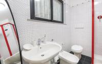 A bathroom at Villa Serena