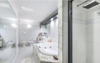 A bathroom at Villa Serena