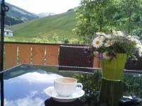 Widok na góry z tego aparthotelu