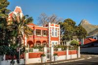 un edificio naranja con una montaña en el fondo en The Villa Rosa Hotel &amp; Self-catering Apartments, en Ciudad del Cabo