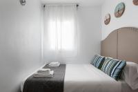 Postel nebo postele na pokoji v ubytování Tendency Apartments Fira