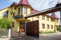 Recreation center "Valilo" في Novoselytsya: مبنى له بوابة أمامه