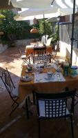 A restaurant or other place to eat at B&B Villa Carmen