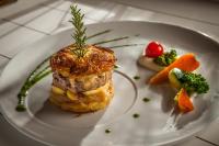 eine weiße Platte mit einem Stück Lebensmittel mit Gemüse in der Unterkunft Le Jardin aux Sources in Brissac