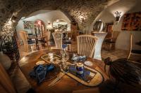 ein Esszimmer mit einem Holztisch und Stühlen in der Unterkunft Le Jardin aux Sources in Brissac