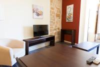 A television and/or entertainment centre at Apartamentos Sol de Mayo
