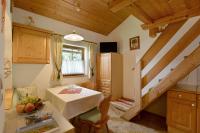 Kuchnia lub aneks kuchenny w obiekcie Apartment Landhaus Mühlau in Tirol