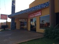 un hotel con carteles en la parte delantera de un edificio en Hotel Veredas, en Três Lagoas